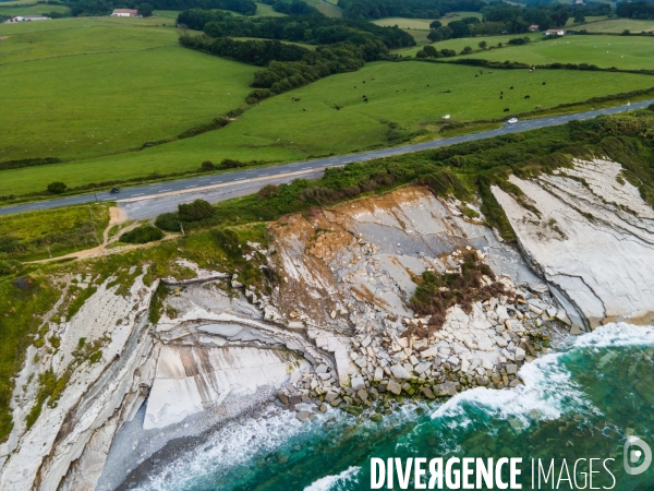 Campagne de mesure de l erosion du littoral par les techniciens de l Observatoire de la Cote Aquitaine.