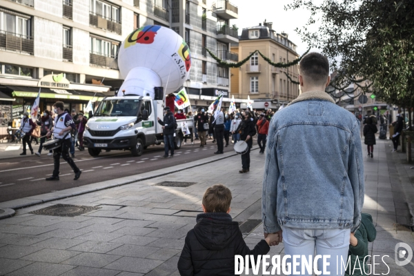 Manifestation des enseignants et des parents d élèves contre  les multiples protocoles sanitaires à Rouen.