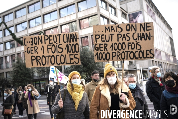 Manifestation des enseignants et des parents d élèves contre  les multiples protocoles sanitaires à Rouen.