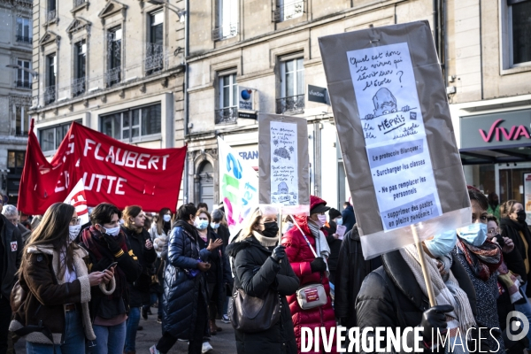 Manifestation des enseignants et des parents d élèves contre  les multiples protocoles sanitaires à Rouen.