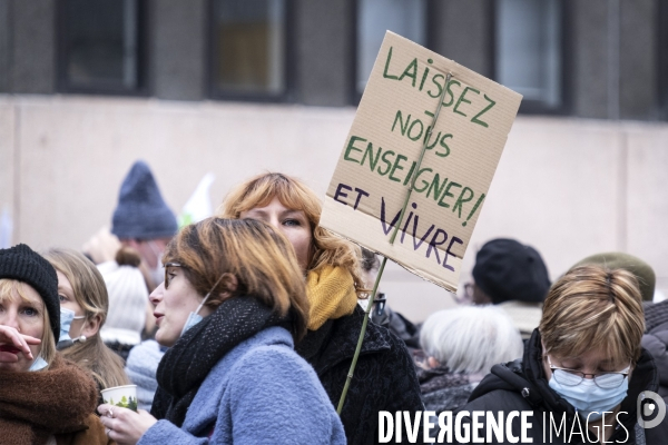 Manifestation des enseignants et des parents d élèves contre  les multiples protocoles sanitaires à Rouen.