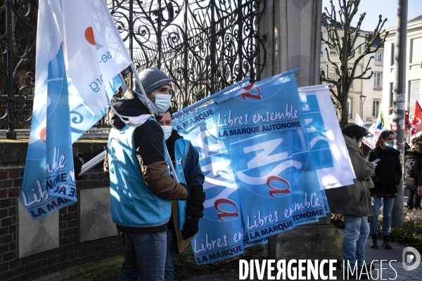 Manifestation des enseignants et des parents d élèves contre  les multiples protocoles sanitaires à Rouen.