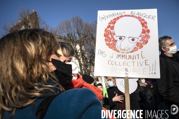 Manifestation des enseignants et des parents d élèves contre  les multiples protocoles sanitaires à Rouen.