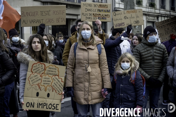 Manifestation des enseignants contre le protocole sanitaire.