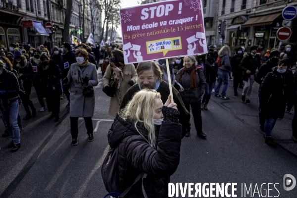 Manifestation des enseignants contre le protocole sanitaire.