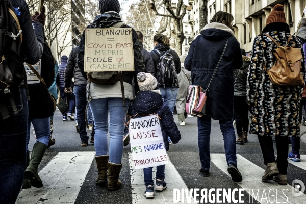 Manifestation des enseignants contre le protocole sanitaire.