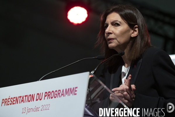 Anne HIDALGO présente son programme présidentiel lors d une conférence de presse.