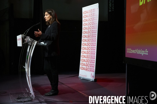 Anne HIDALGO présente son programme présidentiel lors d une conférence de presse.