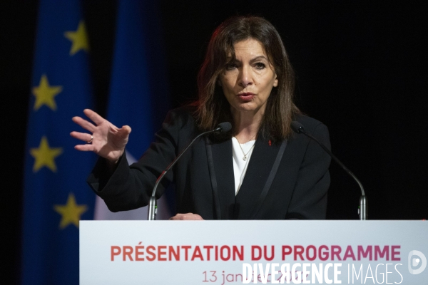 Anne HIDALGO présente son programme présidentiel lors d une conférence de presse.