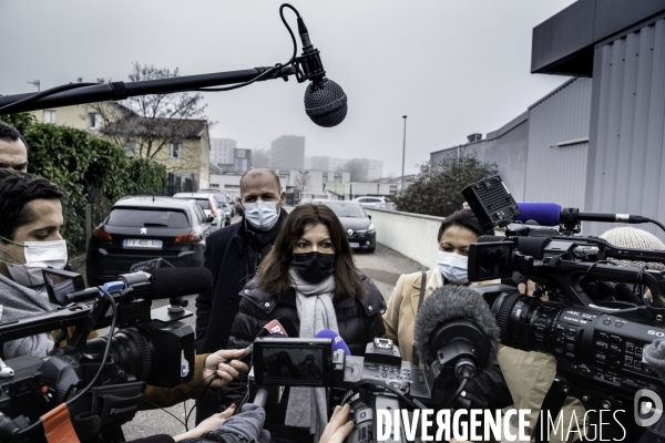 Anne Hidalgo en campagne à Vaulx-en-Velin.