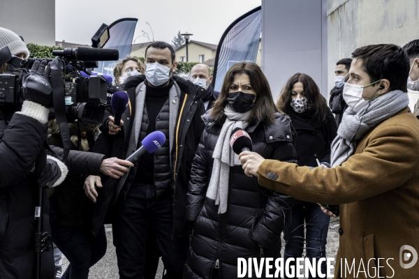 Anne Hidalgo en campagne à Vaulx-en-Velin.