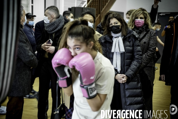 Anne Hidalgo en campagne à Vaulx-en-Velin.