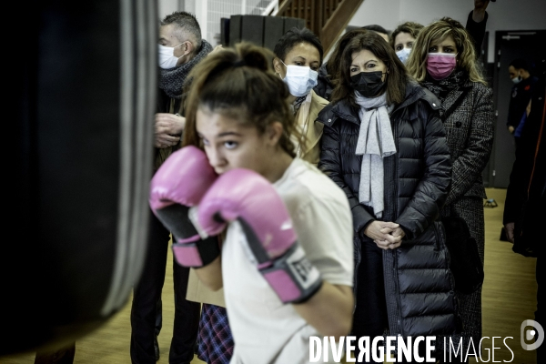 Anne Hidalgo en campagne à Vaulx-en-Velin.