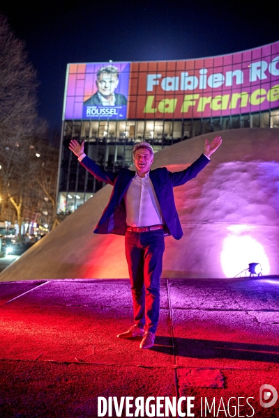 Fabien Roussel , PCF, presente sa nouvelle affiche pour la présidentielle