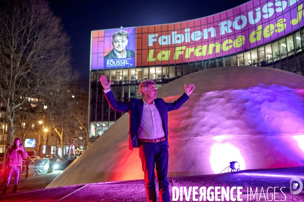 Fabien Roussel , PCF, presente sa nouvelle affiche pour la présidentielle