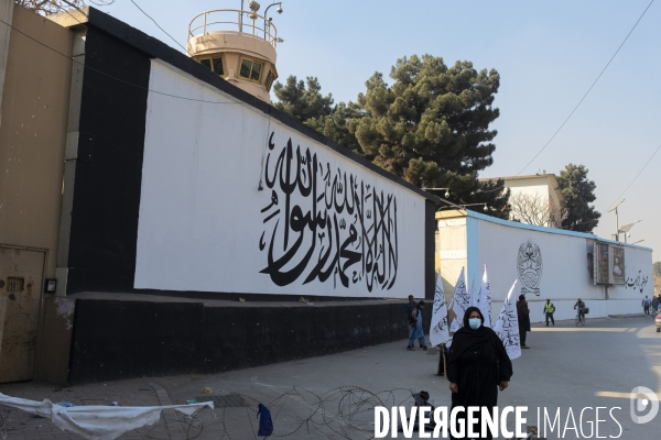 Les talibans ont peint le mur extérieur de l abandon du drapeau blanc des talibans de l ambassade des États-Unis à Kaboul.  Taliban have painted outside wall of the abandoned US Embassy Taliban white flag Kabul.