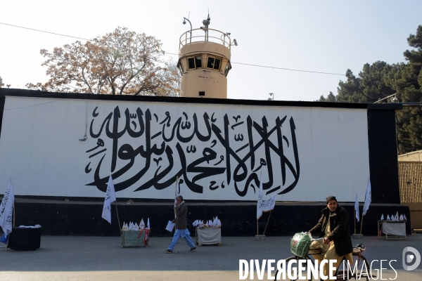 Les talibans ont peint le mur extérieur de l abandon du drapeau blanc des talibans de l ambassade des États-Unis à Kaboul.  Taliban have painted outside wall of the abandoned US Embassy Taliban white flag Kabul.