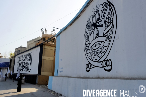 Les talibans ont peint le mur extérieur de l abandon du drapeau blanc des talibans de l ambassade des ¢tats-Unis à Kaboul.  Taliban have painted outside wall of the abandoned US Embassy Taliban white flag Kabul.
