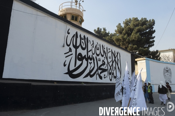 Les talibans ont peint le mur extérieur de l abandon du drapeau blanc des talibans de l ambassade des ¢tats-Unis à Kaboul.  Taliban have painted outside wall of the abandoned US Embassy Taliban white flag Kabul.