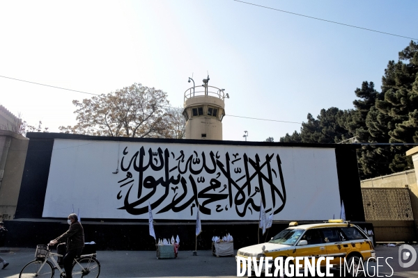 Les talibans ont peint le mur extérieur de l abandon du drapeau blanc des talibans de l ambassade des États-Unis à Kaboul.  Taliban have painted outside wall of the abandoned US Embassy Taliban white flag Kabul.