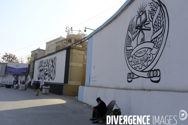 Les talibans ont peint le mur extérieur de l abandon du drapeau blanc des talibans de l ambassade des États-Unis à Kaboul.  Taliban have painted outside wall of the abandoned US Embassy Taliban white flag Kabul.