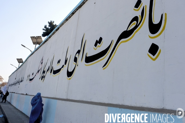 Les talibans ont peint le mur extérieur de l abandon du drapeau blanc des talibans de l ambassade des États-Unis à Kaboul.  Taliban have painted outside wall of the abandoned US Embassy Taliban white flag Kabul.