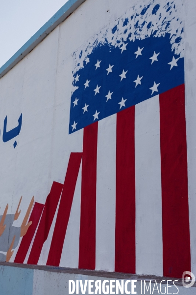 Les talibans ont peint le mur extérieur de l abandon du drapeau blanc des talibans de l ambassade des États-Unis à Kaboul.  Taliban have painted outside wall of the abandoned US Embassy Taliban white flag Kabul.
