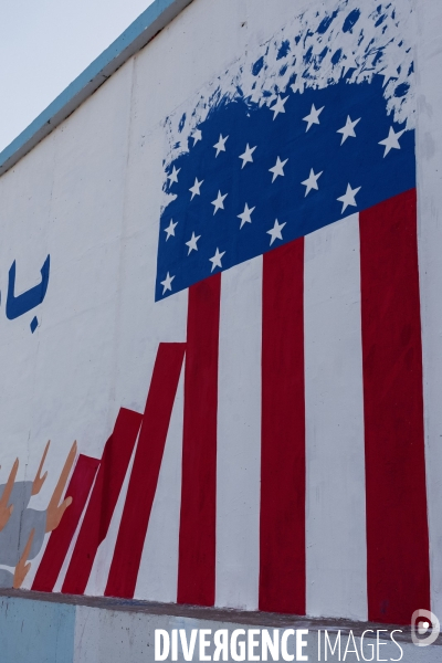 Les talibans ont peint le mur extérieur de l abandon du drapeau blanc des talibans de l ambassade des États-Unis à Kaboul.  Taliban have painted outside wall of the abandoned US Embassy Taliban white flag Kabul.
