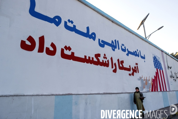 Les talibans ont peint le mur extérieur de l abandon du drapeau blanc des talibans de l ambassade des États-Unis à Kaboul.  Taliban have painted outside wall of the abandoned US Embassy Taliban white flag Kabul.