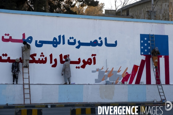 Les talibans ont peint le mur extérieur de l abandon du drapeau blanc des talibans de l ambassade des ¢tats-Unis à Kaboul.  Taliban have painted outside wall of the abandoned US Embassy Taliban white flag Kabul.