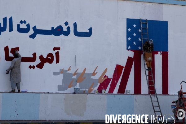 Les talibans ont peint le mur extérieur de l abandon du drapeau blanc des talibans de l ambassade des États-Unis à Kaboul.  Taliban have painted outside wall of the abandoned US Embassy Taliban white flag Kabul.