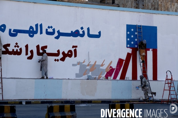 Les talibans ont peint le mur extérieur de l abandon du drapeau blanc des talibans de l ambassade des États-Unis à Kaboul.  Taliban have painted outside wall of the abandoned US Embassy Taliban white flag Kabul.