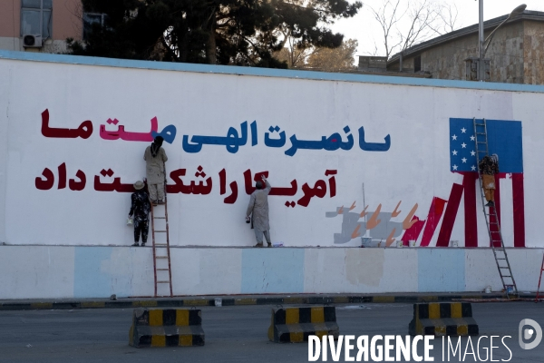 Les talibans ont peint le mur extérieur de l abandon du drapeau blanc des talibans de l ambassade des États-Unis à Kaboul.  Taliban have painted outside wall of the abandoned US Embassy Taliban white flag Kabul.