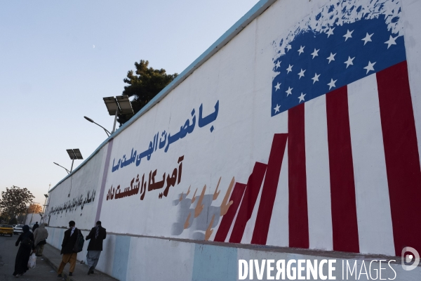 Les talibans ont peint le mur extérieur de l abandon du drapeau blanc des talibans de l ambassade des États-Unis à Kaboul.  Taliban have painted outside wall of the abandoned US Embassy Taliban white flag Kabul.