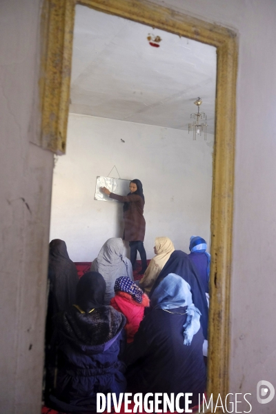 Écoles secrètes clandestines pour jeunes filles sous les talibans de Kaboul. Underground secret schools for young girls under the Taliban Kabul.  Taliban have painted outside wall of the abandoned US Embassy Taliban white flag Kabul.