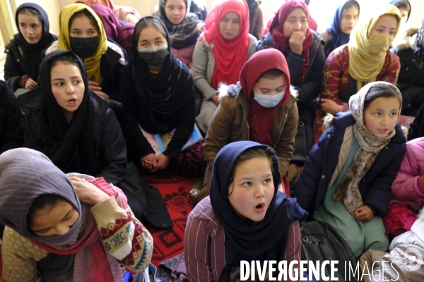 Écoles secrètes clandestines pour jeunes filles sous les talibans de Kaboul. Underground secret schools for young girls under the Taliban Kabul.  Taliban have painted outside wall of the abandoned US Embassy Taliban white flag Kabul.