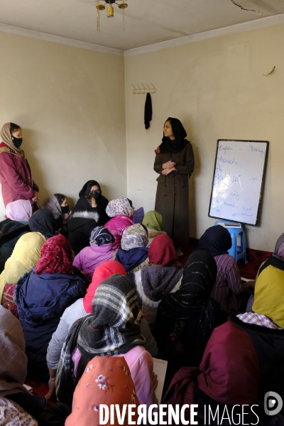 Écoles secrètes clandestines pour jeunes filles sous les talibans de Kaboul. Underground secret schools for young girls under the Taliban Kabul.  Taliban have painted outside wall of the abandoned US Embassy Taliban white flag Kabul.