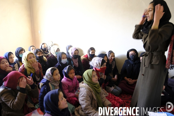 Écoles secrètes clandestines pour jeunes filles sous les talibans de Kaboul. Underground secret schools for young girls under the Taliban Kabul.  Taliban have painted outside wall of the abandoned US Embassy Taliban white flag Kabul.