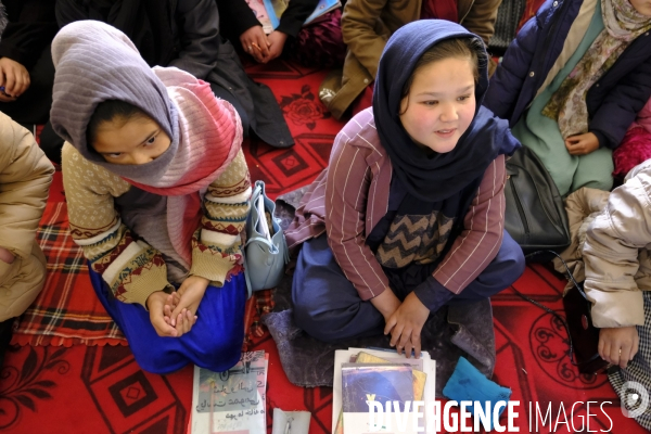 Écoles secrètes clandestines pour jeunes filles sous les talibans de Kaboul. Underground secret schools for young girls under the Taliban Kabul.  Taliban have painted outside wall of the abandoned US Embassy Taliban white flag Kabul.