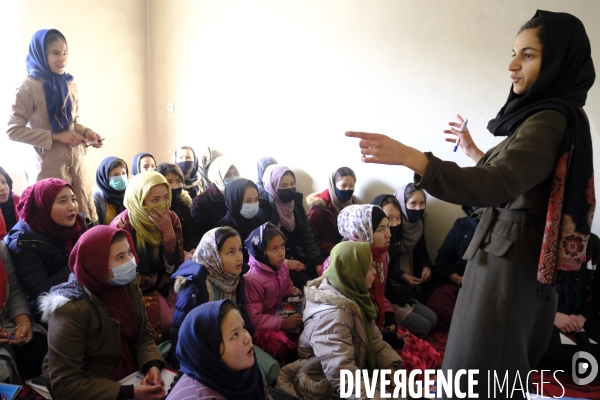 Écoles secrètes clandestines pour jeunes filles sous les talibans de Kaboul. Underground secret schools for young girls under the Taliban Kabul.  Taliban have painted outside wall of the abandoned US Embassy Taliban white flag Kabul.