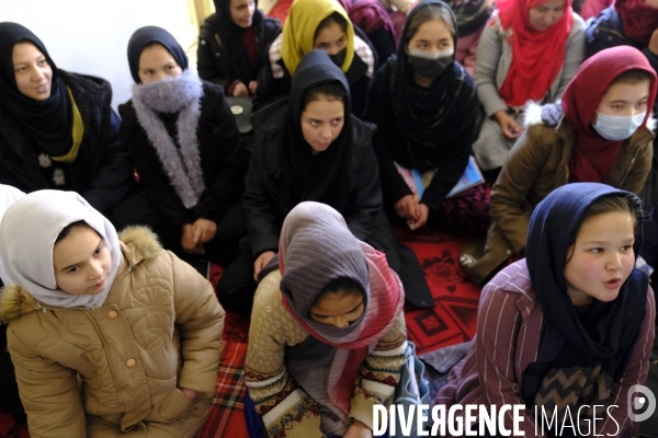 Écoles secrètes clandestines pour jeunes filles sous les talibans de Kaboul. Underground secret schools for young girls under the Taliban Kabul.  Taliban have painted outside wall of the abandoned US Embassy Taliban white flag Kabul.