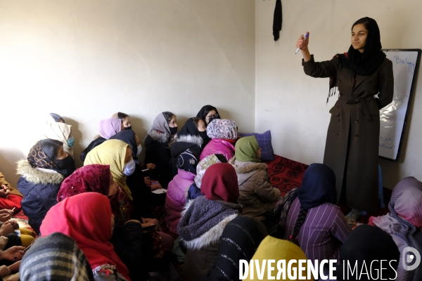 Écoles secrètes clandestines pour jeunes filles sous les talibans de Kaboul. Underground secret schools for young girls under the Taliban Kabul.  Taliban have painted outside wall of the abandoned US Embassy Taliban white flag Kabul.