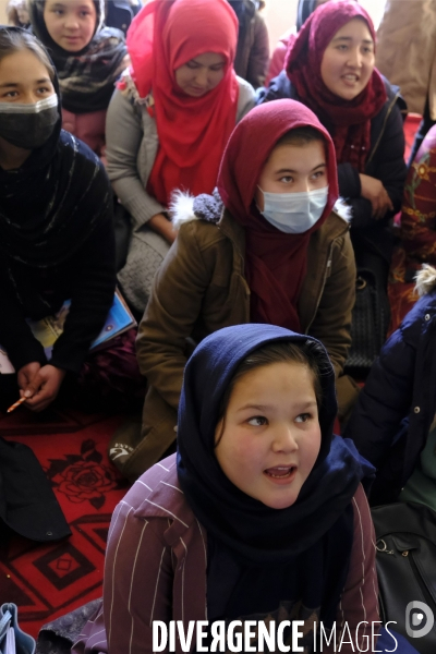 Écoles secrètes clandestines pour jeunes filles sous les talibans de Kaboul. Underground secret schools for young girls under the Taliban Kabul.  Taliban have painted outside wall of the abandoned US Embassy Taliban white flag Kabul.