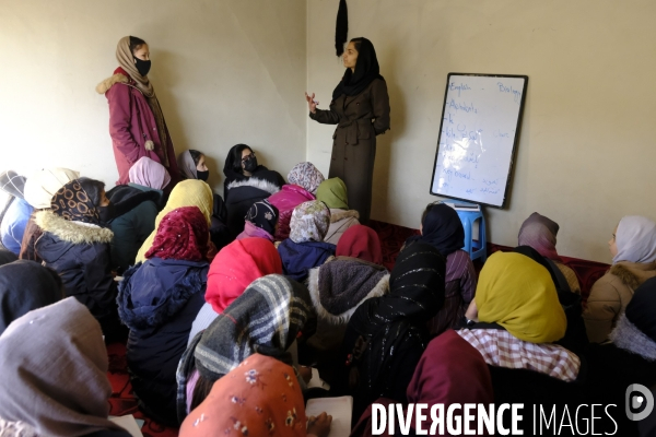 Écoles secrètes clandestines pour jeunes filles sous les talibans de Kaboul. Underground secret schools for young girls under the Taliban Kabul.  Taliban have painted outside wall of the abandoned US Embassy Taliban white flag Kabul.