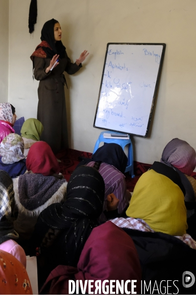 Écoles secrètes clandestines pour jeunes filles sous les talibans de Kaboul. Underground secret schools for young girls under the Taliban Kabul.  Taliban have painted outside wall of the abandoned US Embassy Taliban white flag Kabul.