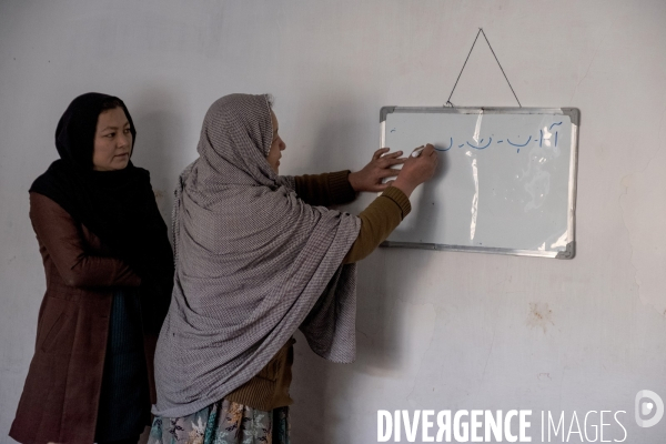 Écoles secrètes clandestines pour jeunes filles sous les talibans de Kaboul. Underground secret schools for young girls under the Taliban Kabul.  Taliban have painted outside wall of the abandoned US Embassy Taliban white flag Kabul.