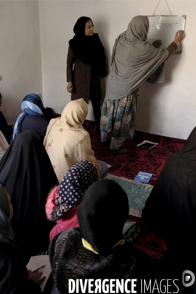 Écoles secrètes clandestines pour jeunes filles sous les talibans de Kaboul. Underground secret schools for young girls under the Taliban Kabul.  Taliban have painted outside wall of the abandoned US Embassy Taliban white flag Kabul.