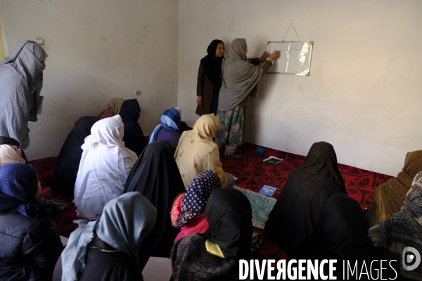 Écoles secrètes clandestines pour jeunes filles sous les talibans de Kaboul. Underground secret schools for young girls under the Taliban Kabul.  Taliban have painted outside wall of the abandoned US Embassy Taliban white flag Kabul.