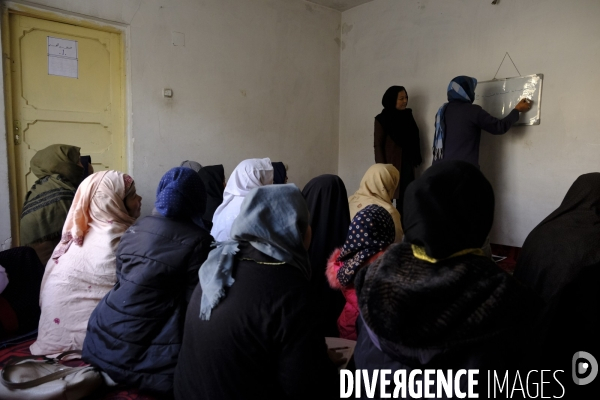 Écoles secrètes clandestines pour jeunes filles sous les talibans de Kaboul. Underground secret schools for young girls under the Taliban Kabul.  Taliban have painted outside wall of the abandoned US Embassy Taliban white flag Kabul.