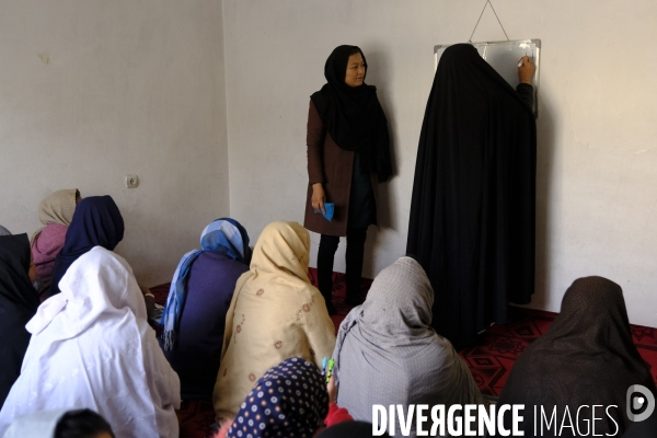 Écoles secrètes clandestines pour jeunes filles sous les talibans de Kaboul. Underground secret schools for young girls under the Taliban Kabul.  Taliban have painted outside wall of the abandoned US Embassy Taliban white flag Kabul.